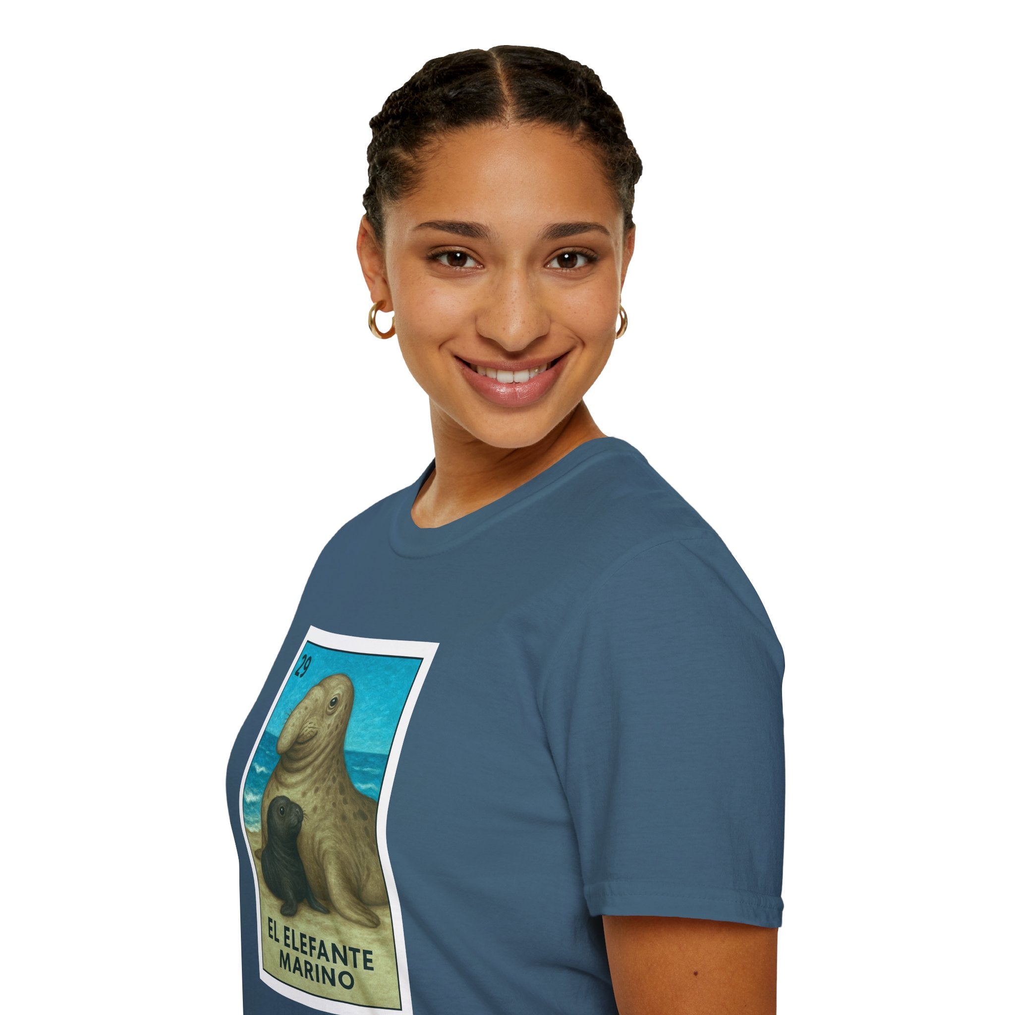 Elephant Seal Lotería Unisex - Soft Style U.S. Cotton T-Shirt (El Elefante Marino)