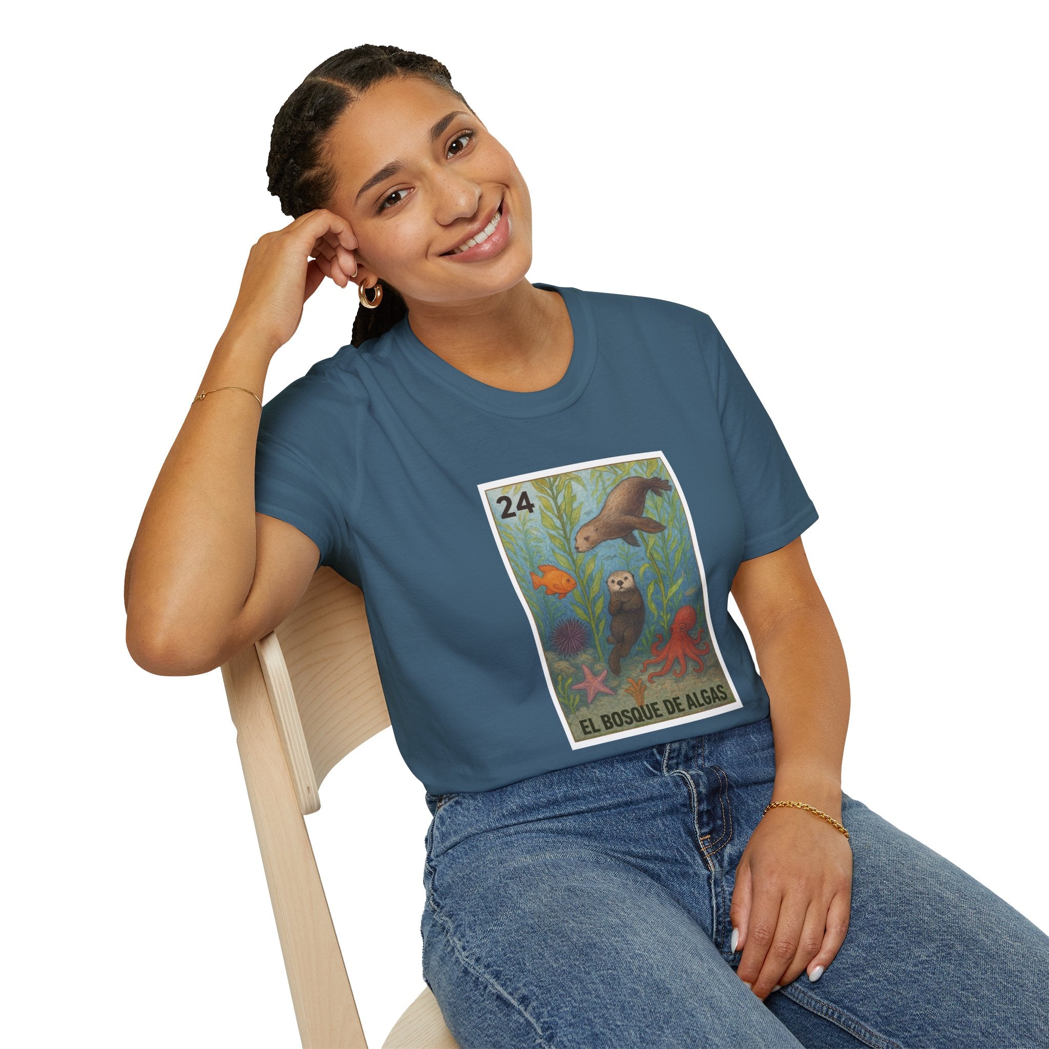 Kelp Forest Lotería Unisex - Soft Style U.S. Cotton T-Shirt (El Bosque de Algas)